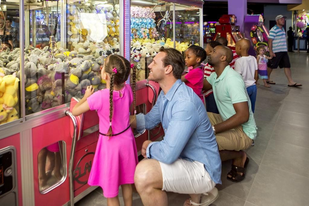 The Palace Of The Lost City At Sun City Resort Экстерьер фото People playing a crane game